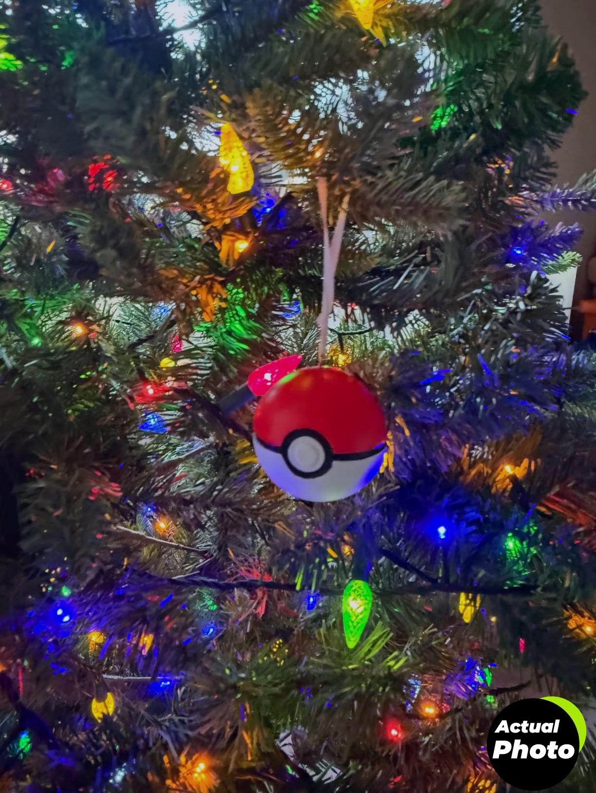 hallmark-pikachu-ornament-2023-poke-ball-foto-1