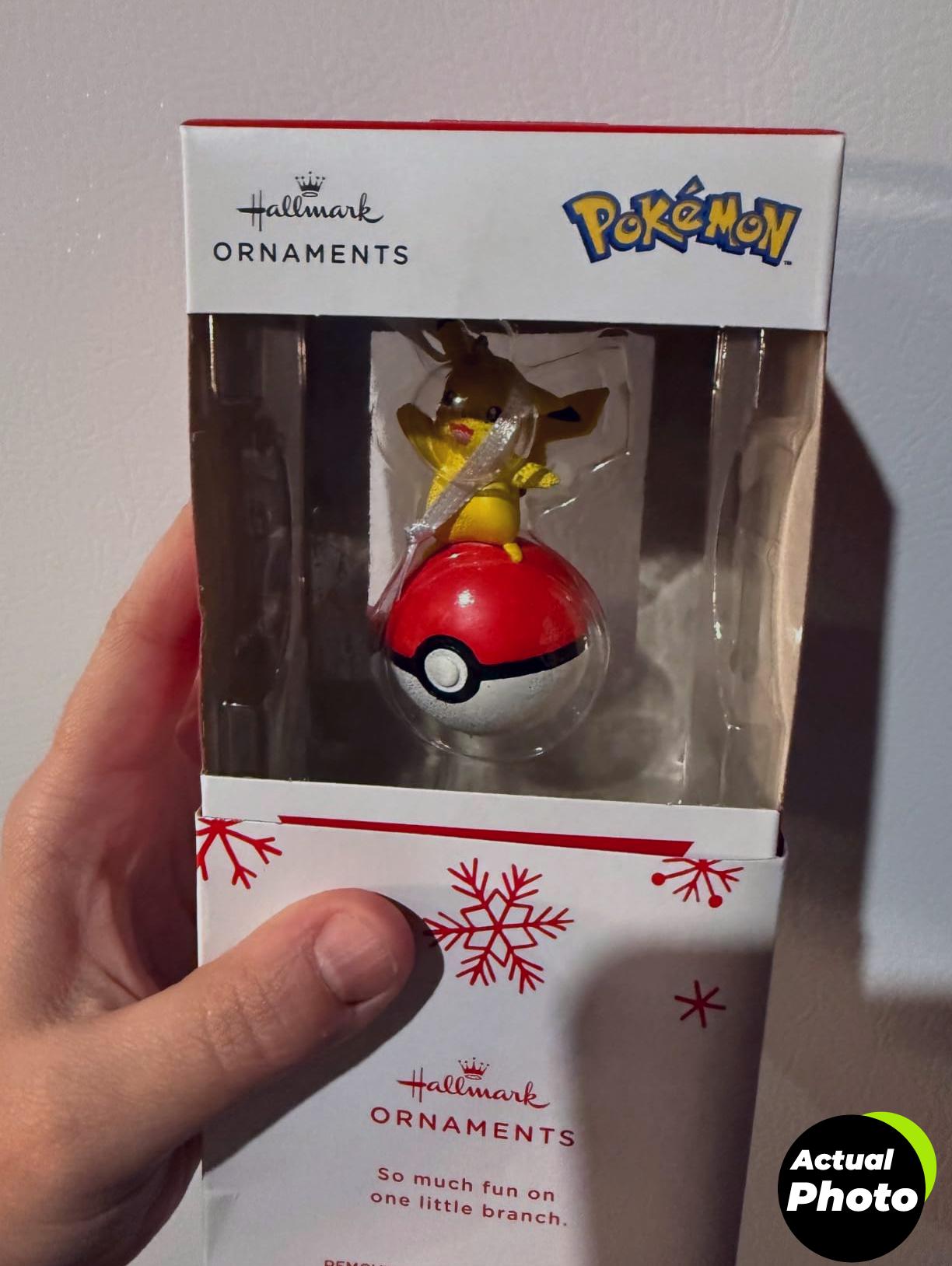hallmark-pikachu-ornament-2023-poke-ball-foto-2