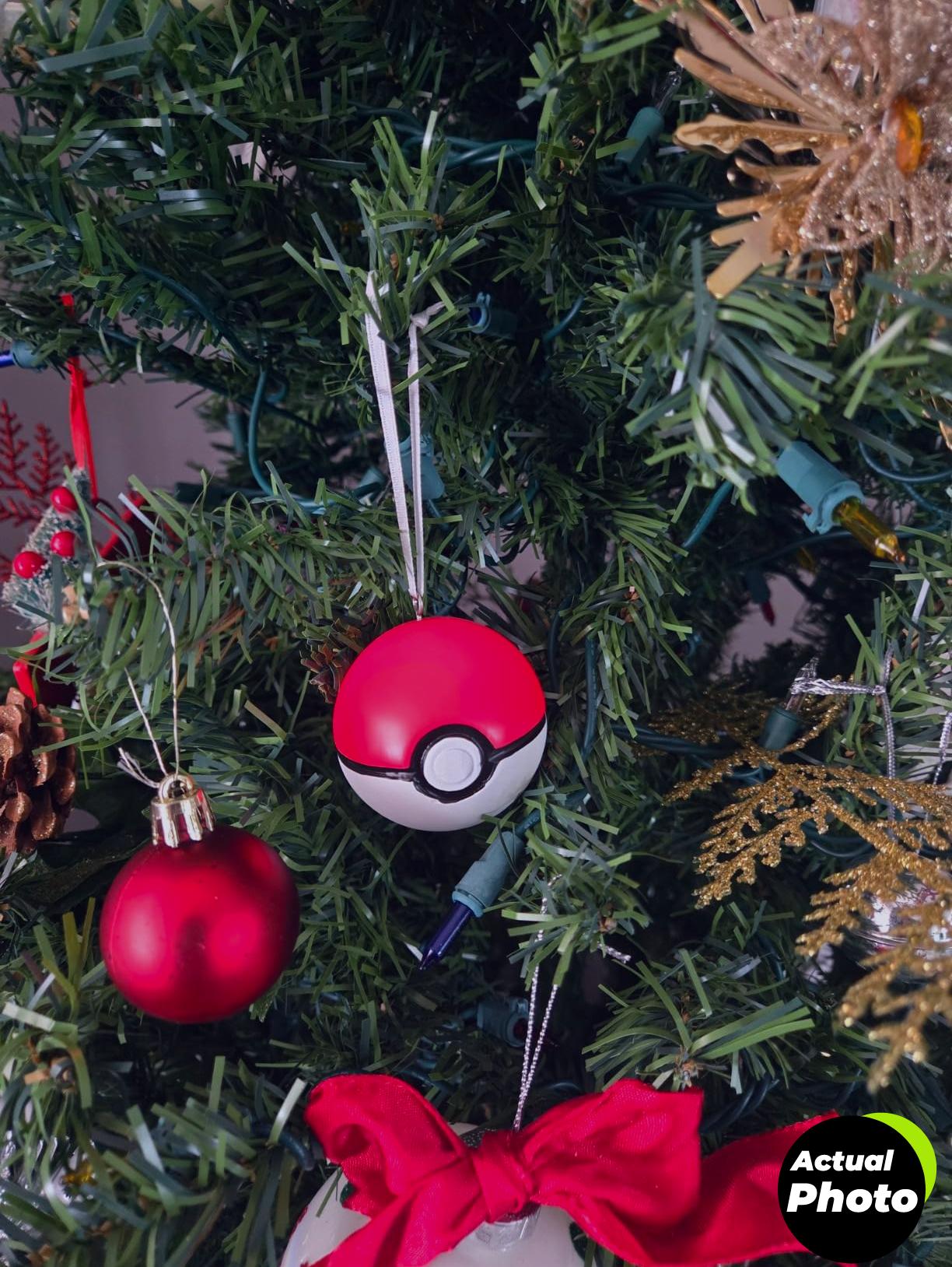 hallmark-pikachu-ornament-2023-poke-ball-foto-3