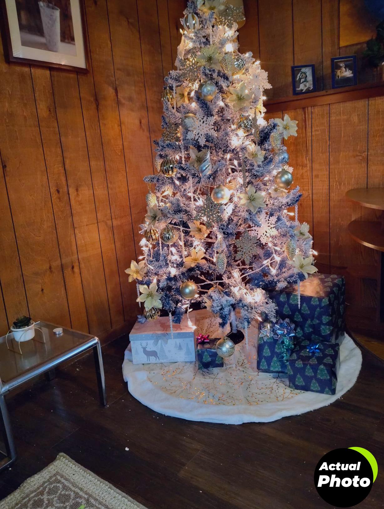white-gold-christmas-tree-skirt-plush-faux-fur-foto-2